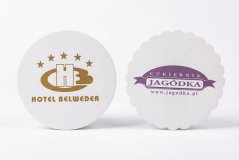 Rozetky - papírové podtácky s potiskem, 1vrstvé, průměr 9cm, vlastní reklamní potisk, ideální jako papírové podložky pod šálek – tenké podtácky, které se skvěle hodí do kaváren, cukráren, hotelů, bister, firemních kuchyněk i na eventy.