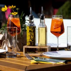 Skleněné láhve na ocet/olej ve stojanu