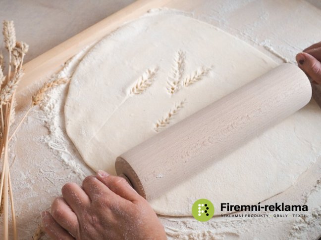 Wooden rolling pin and rolling pin set