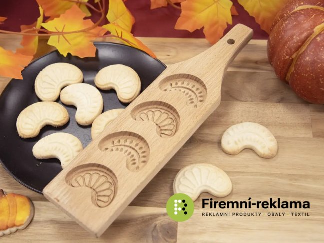 Wooden mold for extruded rolls