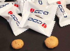 Amarettino mini meringues – Italian mini cookies with apricot kernels and custom printing for sweet promotion of your brand, suitable as a small gift at receptions, with coffee, and at corporate events and trade fairs.