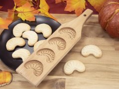 Wooden mold for extruded rolls