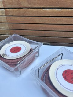 Pikantní klobásový snack na mini kabelové cívce