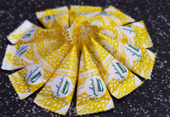 Pyramid-shaped promotional sugar, 4 g. Cane sugar for coffee and tea. Suitable for restaurants, cafés, trade fairs, and corporate events.