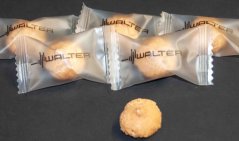 Amarettino mini meringues – Italian mini cookies with apricot kernels and custom printing for sweet promotion of your brand, suitable as a small gift at receptions, with coffee, and at corporate events and trade fairs.