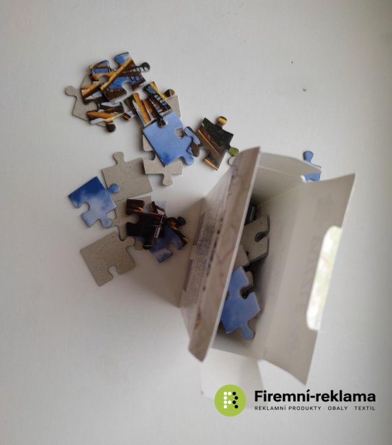 Reklamní puzzle A4, 40 nebo 54 dílků, s vlastním potiskem, v reklamní krabičce, Reklamní puzzle A4 je vhodné pro veletrhy, direct mail, dárkové balíčky, školení i věrnostní programy. Zaujme, pobaví a zároveň dlouhodobě připomíná vaši značku. Skvělé také pro interní komunikaci, onboarding a eventy. Výborná volba pro kreativní marketing.