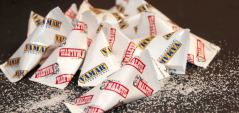 Pyramid-shaped promotional sugar, 4 g. Cane sugar for coffee and tea. Suitable for restaurants, cafés, trade fairs, and corporate events.