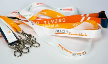 Expresní výroba reklamních lanyardů (šnůrek na krk) do 24 hodin od schválení grafiky. Ideální pro akce na poslední chvíli, jako jsou konference, promo kampaně nebo veletrhy.