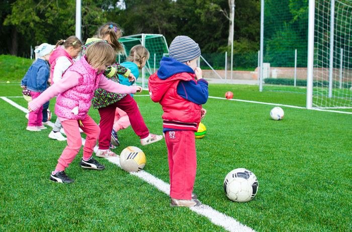 Mezinárodní den dětí - děti na hřišti s míči